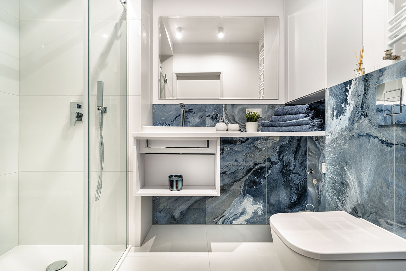 Łazienka z granatowym kamieniem, Apartament Mar, Kołobrzeg