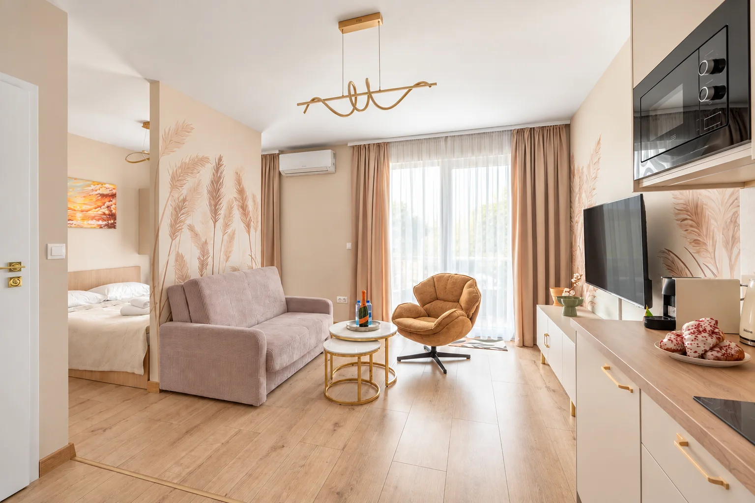 Salon apartamentu Klifowa 22 w Rewalu z wyjściem na balkon