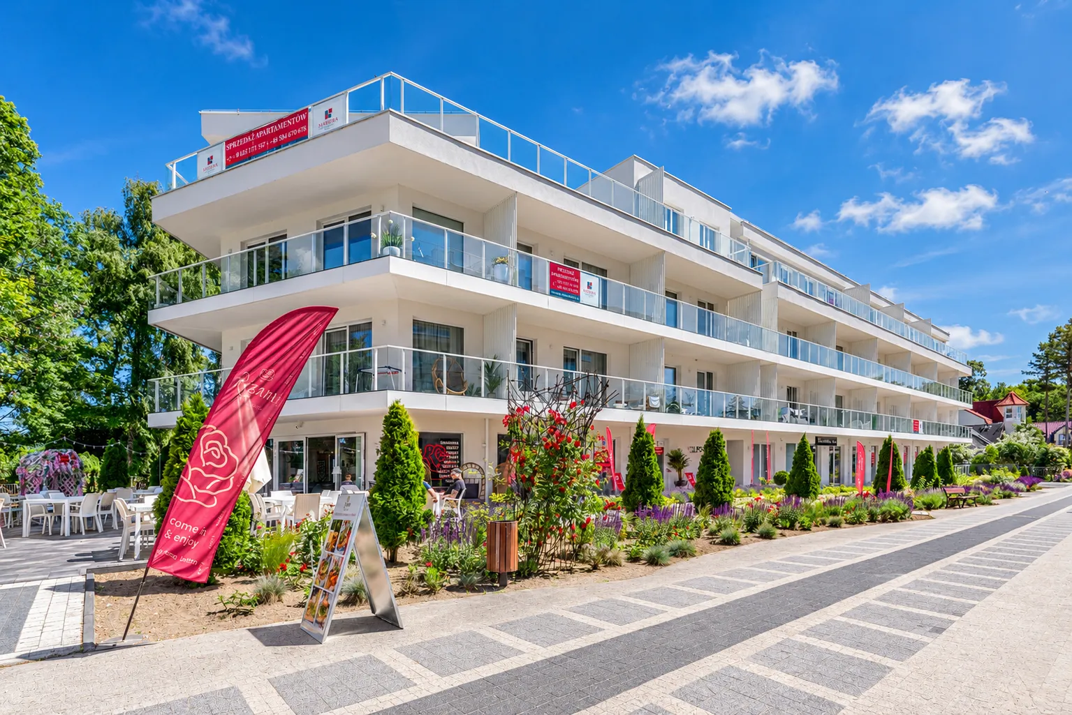 Budynek Apartamentów Klifowa 22 z tarasami nad Aleją Różaną w Rewalu