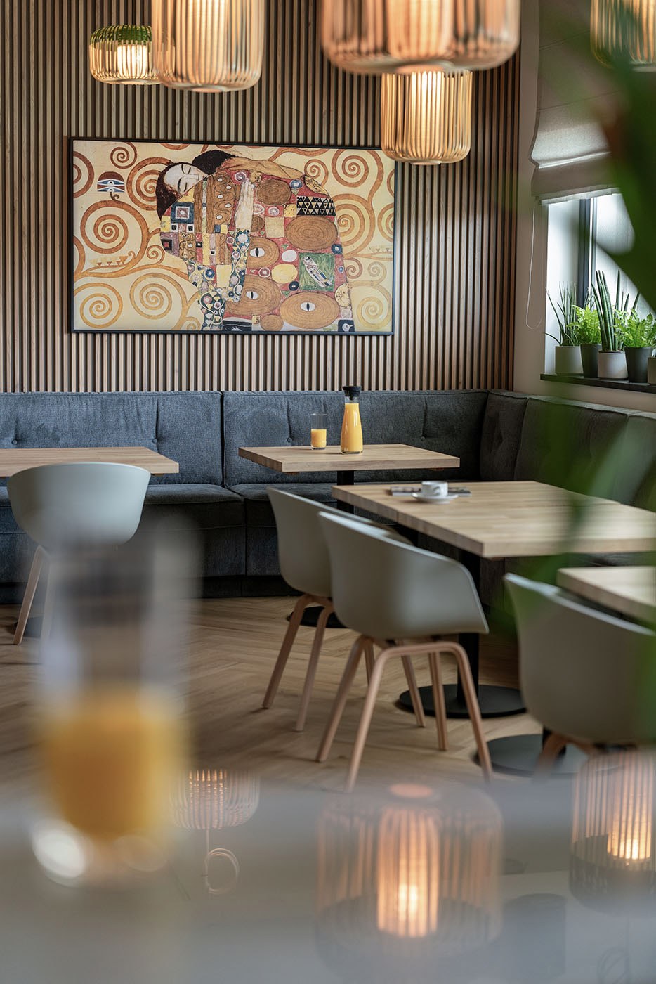 Fragment salonu z kanapą i drewnianym stołem, Apartamenty Rosa Style