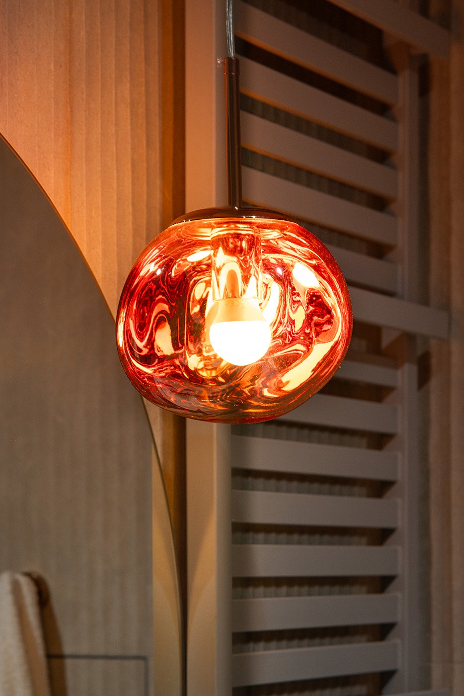 Ciepłe światło szklanych lamp w łazience, Apartament Sea & Woods Star, Międzyzdroje