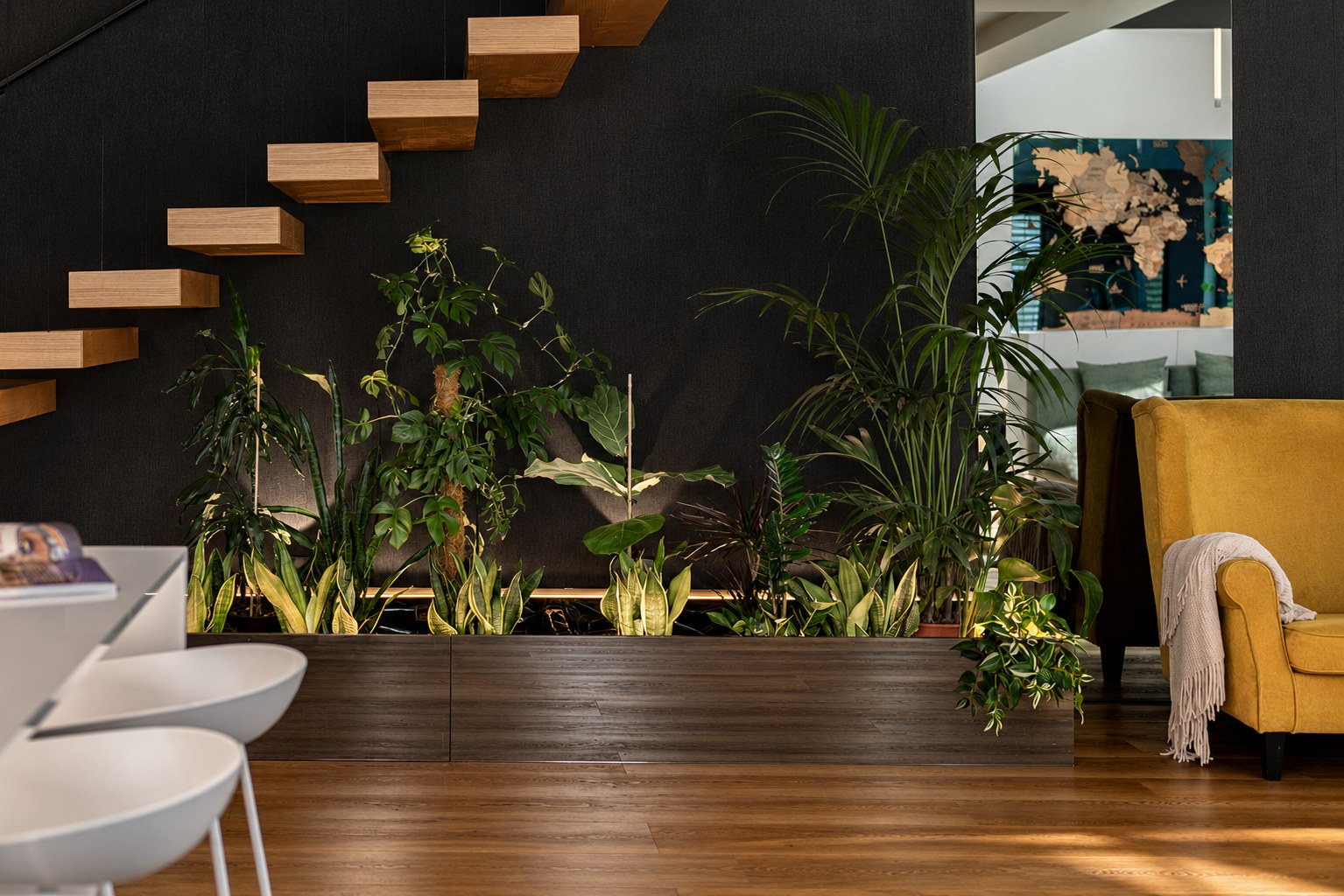 Drewniane schody otoczone roślinami, Dom w Szczecinie, projekt Architeka Szczecin