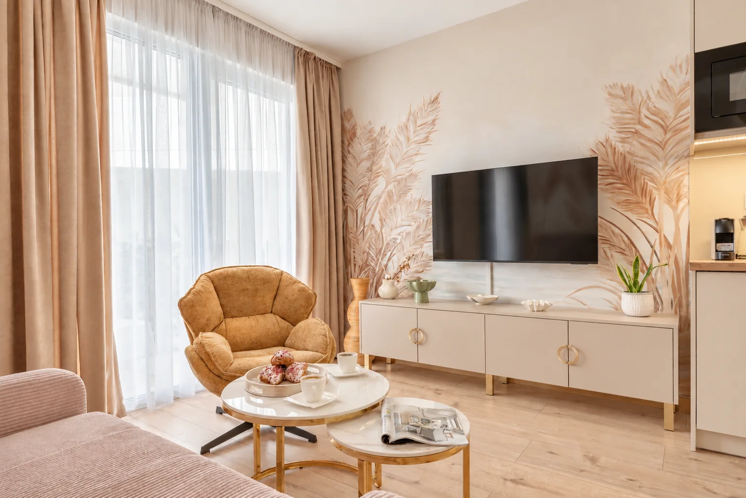 Szeroki kadr salonu apartamentu Klifowa 22 w Rewalu