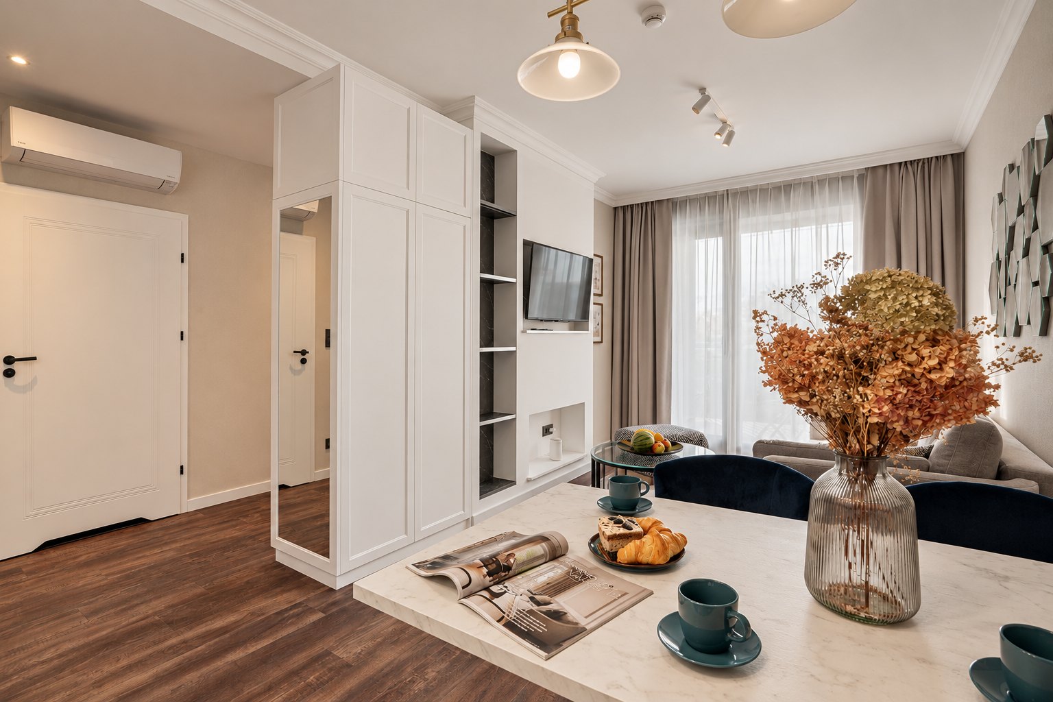 Strefa wejściowa otwarta na salon, Apartament w Central Park Mielno