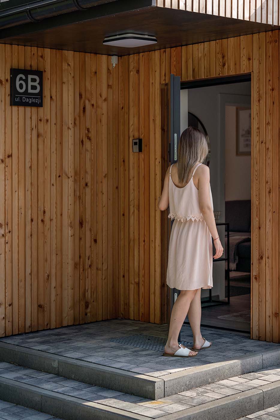 Wejście do drewnianego domku w ośrodku Morze Ciszy w Dziwnowie