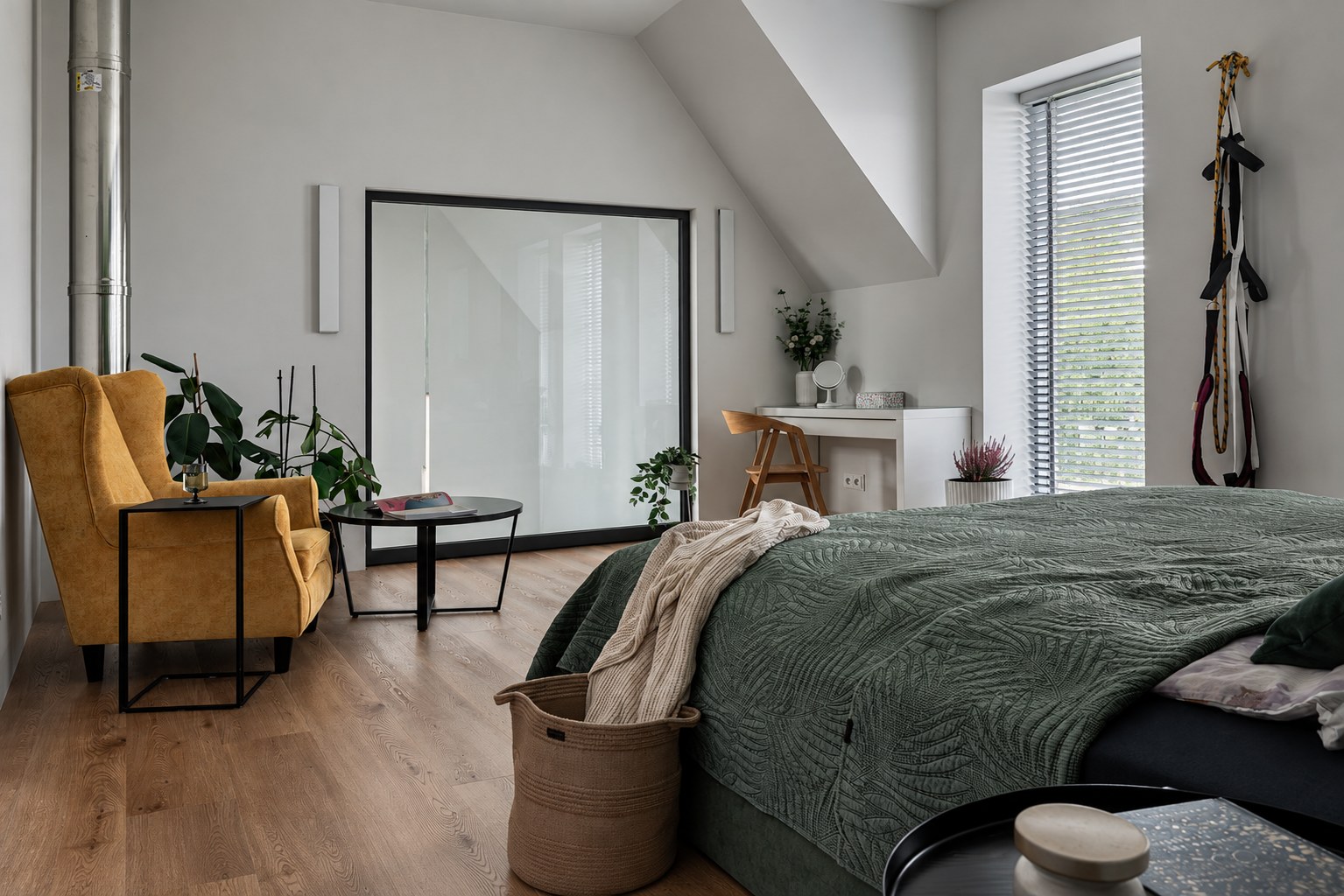 Sypialnia z zielonym łóżkiem i miejscem do pracy, Dom w Szczecinie, projekt Architeka Szczecin