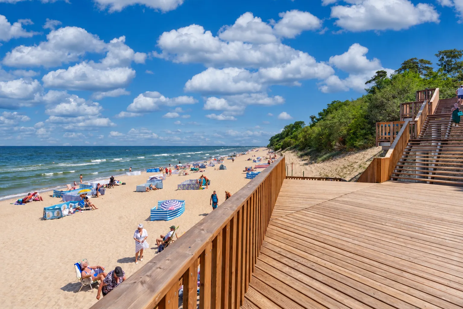 Taras widokowy nad plażą w Rewalu z zejściem przez wydmę