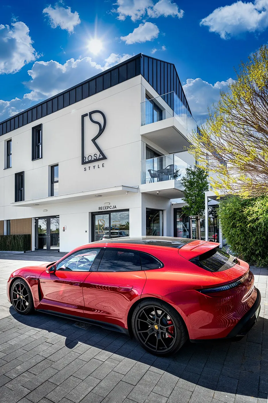 Zewnętrzny widok budynku z czerwonym samochodem, Apartamenty Rosa Style