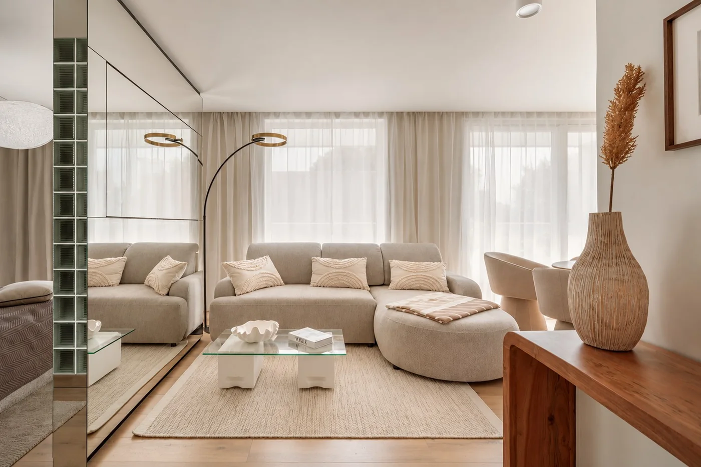 Jasny salon Apartamentu Boutique No. 7 w Międzyzdrojach z dużym przeszkleniem