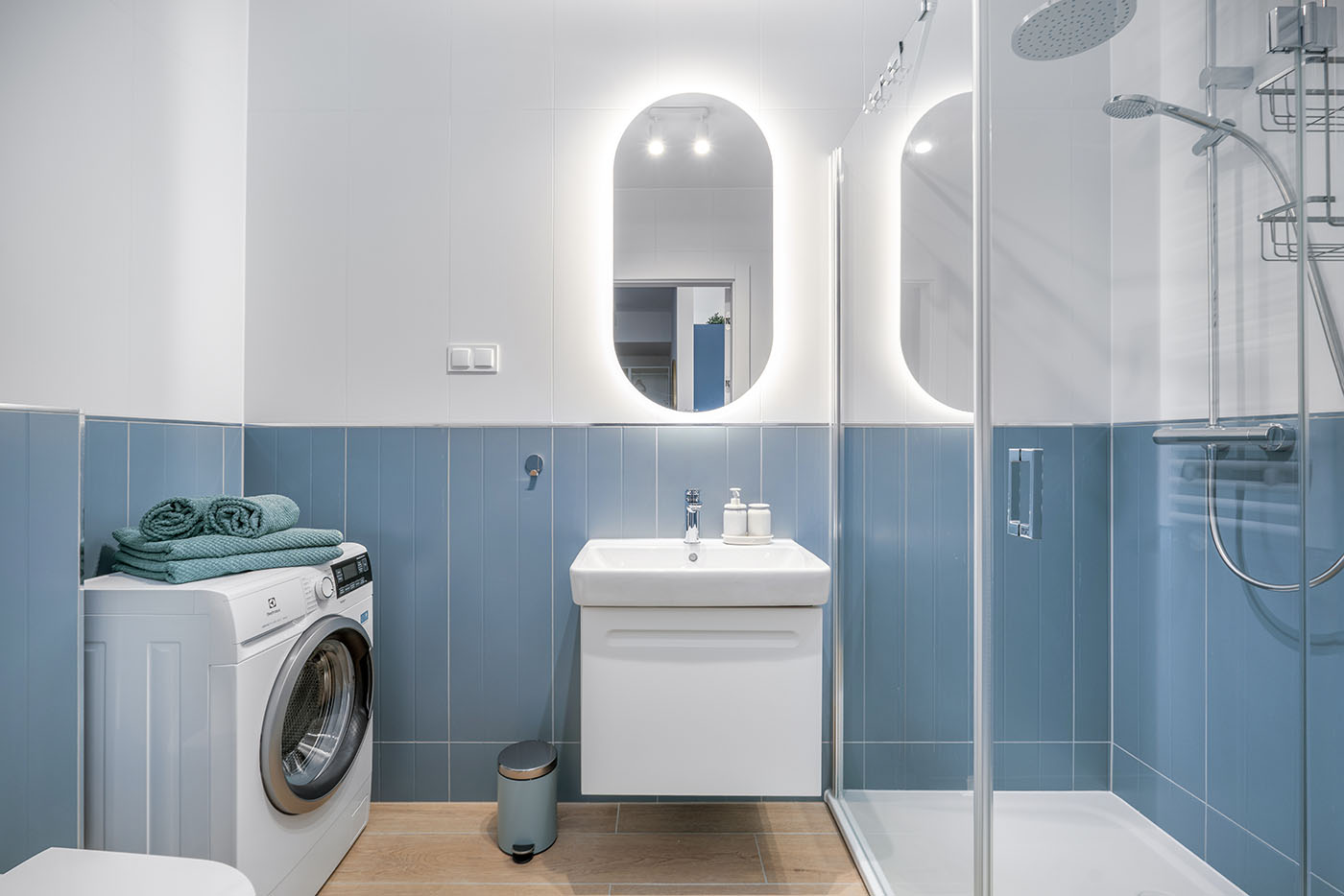 Łazienka ze stalowobłękitnymi płytkami, Apartament Okopowa 7, Kołobrzeg
