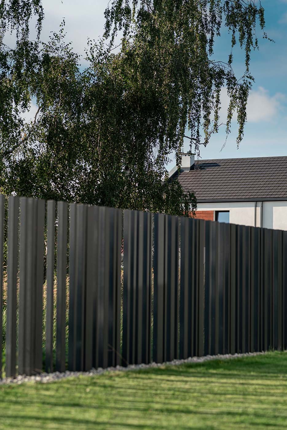 Ogrodzenie domu wśród zieleni, Dom w Szczecinie, projekt Architeka Szczecin