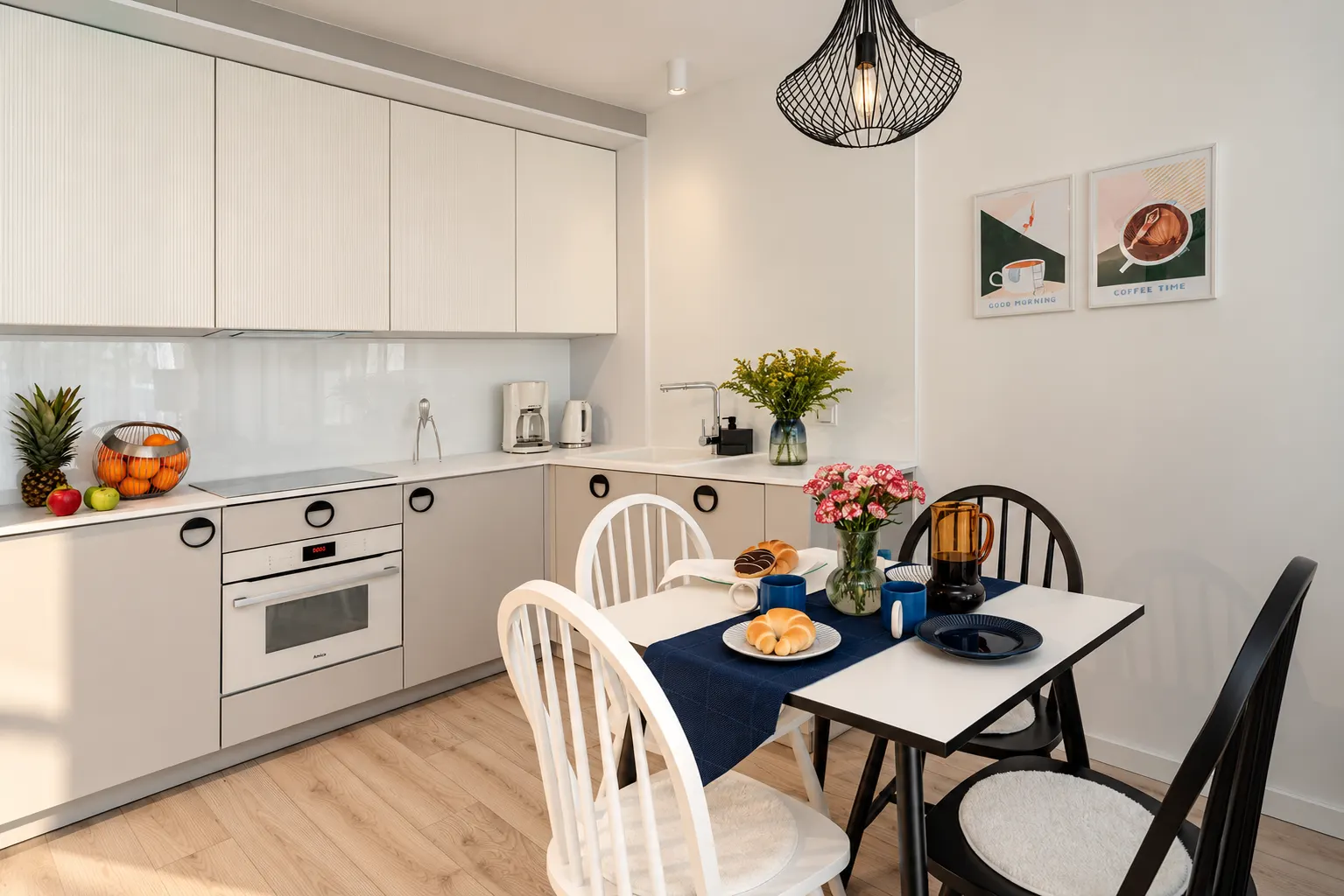 Jadalnia z czarno-białymi krzesłami, Apartament Mar, Kołobrzeg