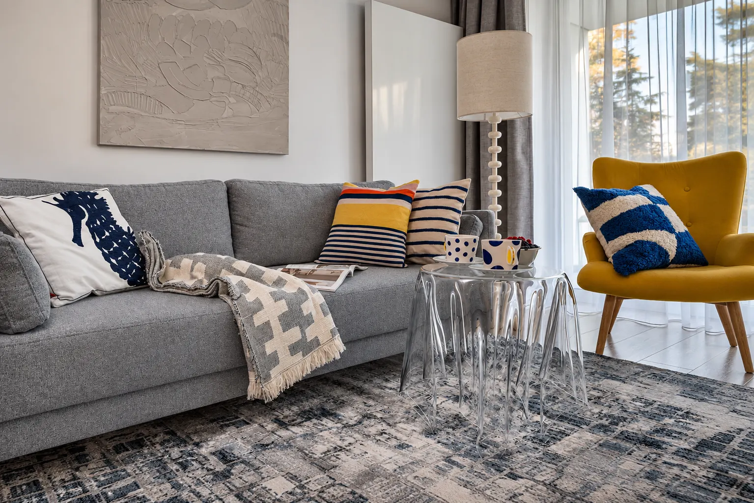 Szeroki kadr sofy i żółtego fotela przy oknie, Apartament Mar, Kołobrzeg