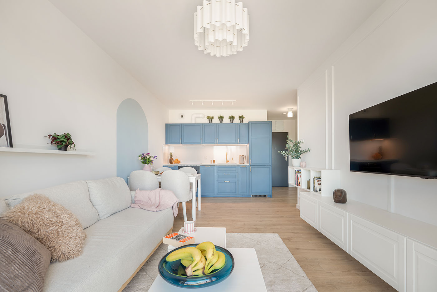 Salon z kuchnią widziany z końca Apartamentu Okopowa 7 w Kołobrzegu