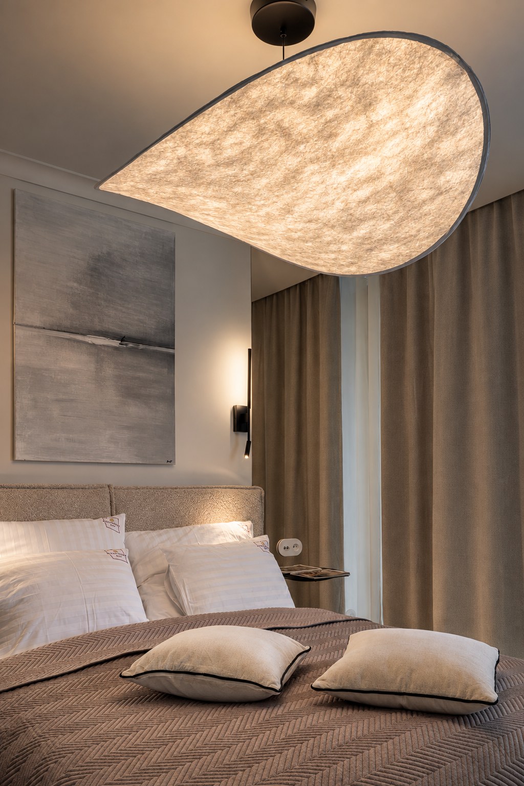 Detal rzeźbiarskiej lampy nad łóżkiem, Apartament Boutique No. 7, Międzyzdroje