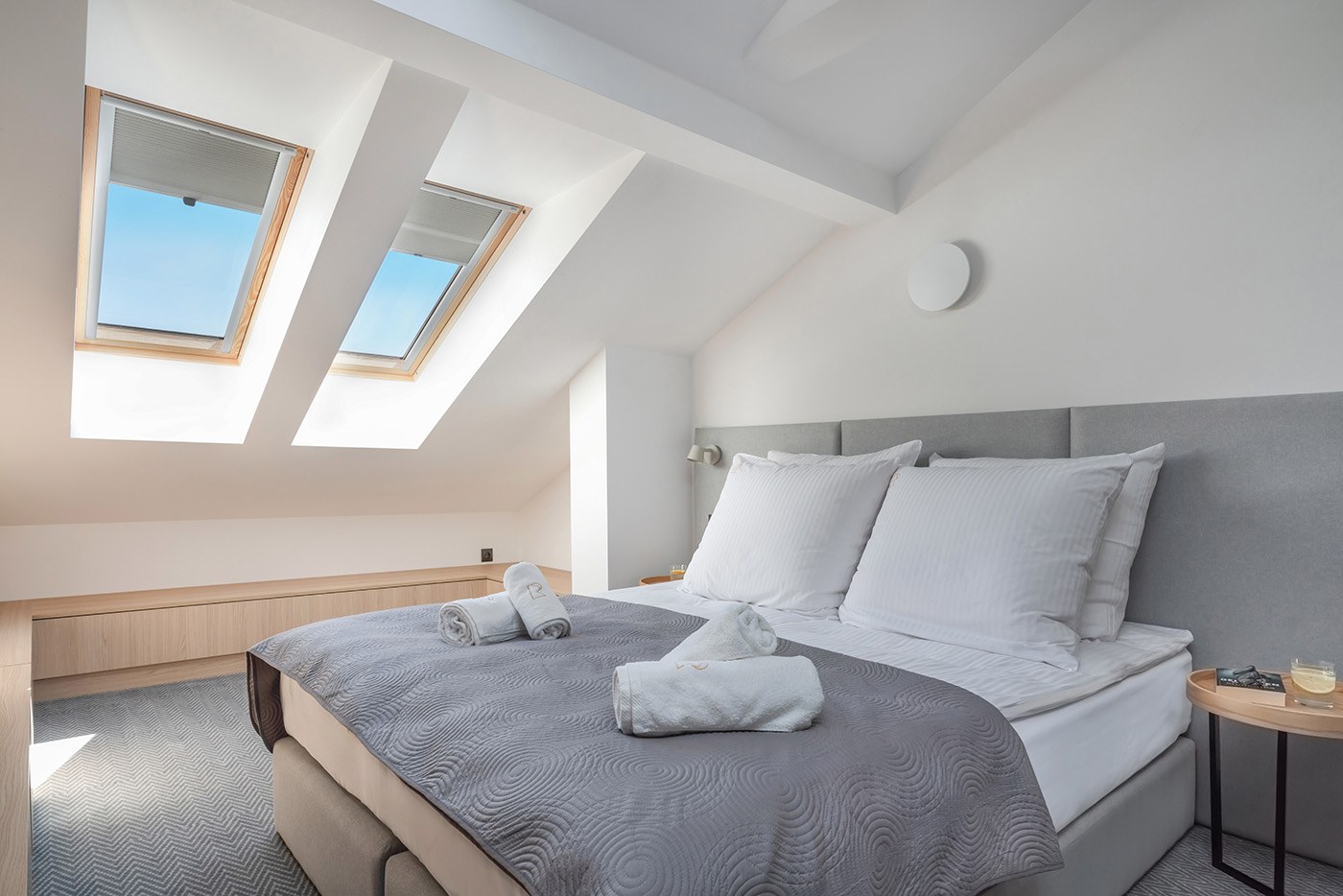 Sypialnia pod skosami z naturalnym światłem, Apartamenty Rosa Style