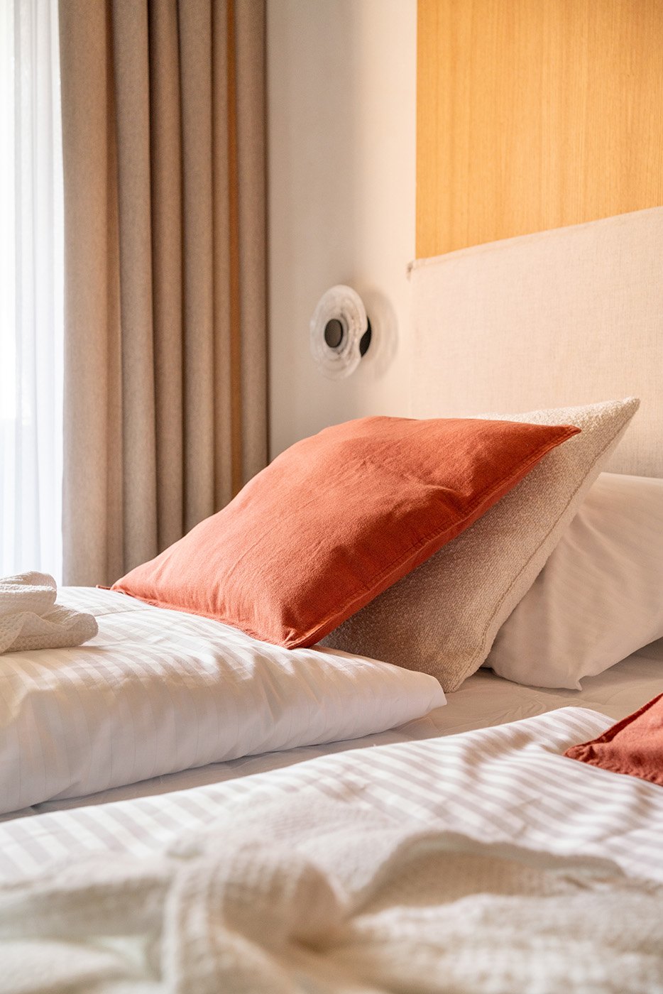 Terakotowe poduszki i miękka pościel w sypialni, Apartament Sea & Woods Star, Międzyzdroje