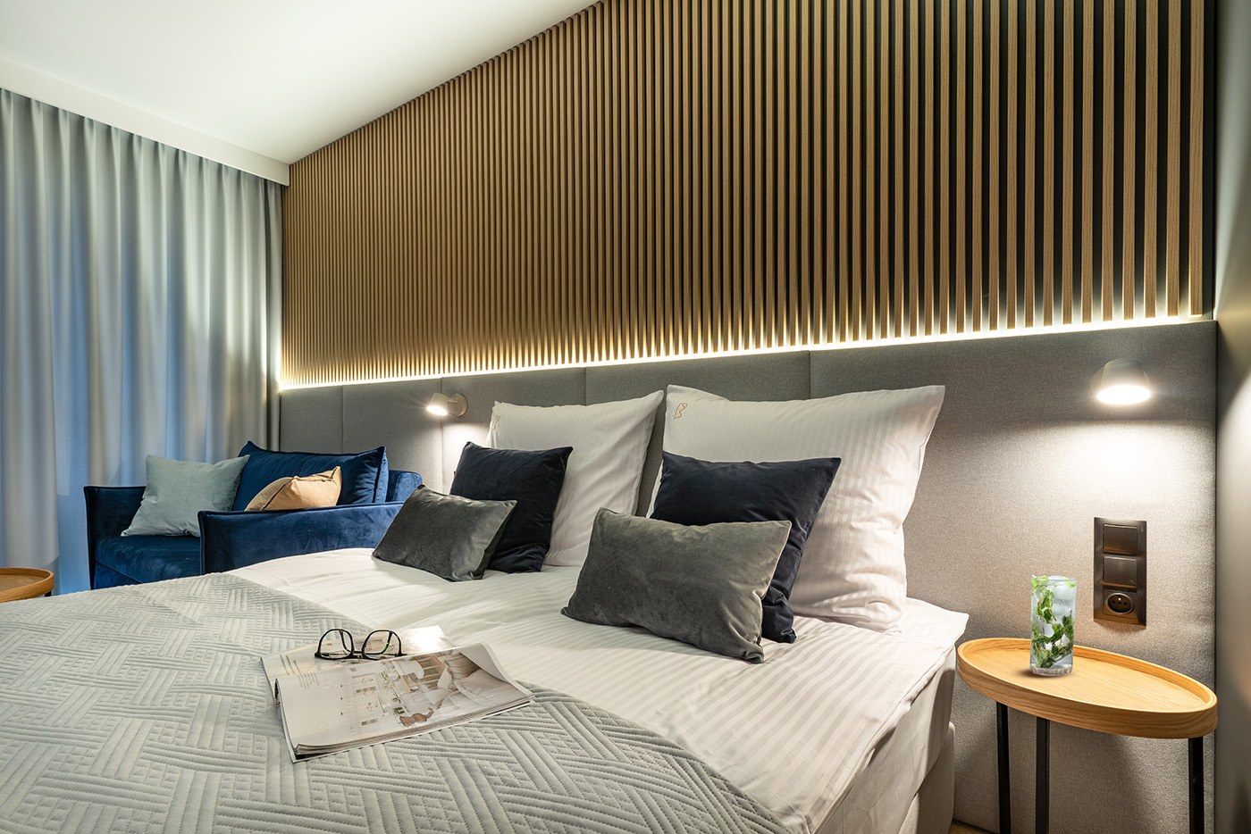 Sypialnia z miękkim zagłówkiem i lampką nocną, Apartamenty Rosa Style