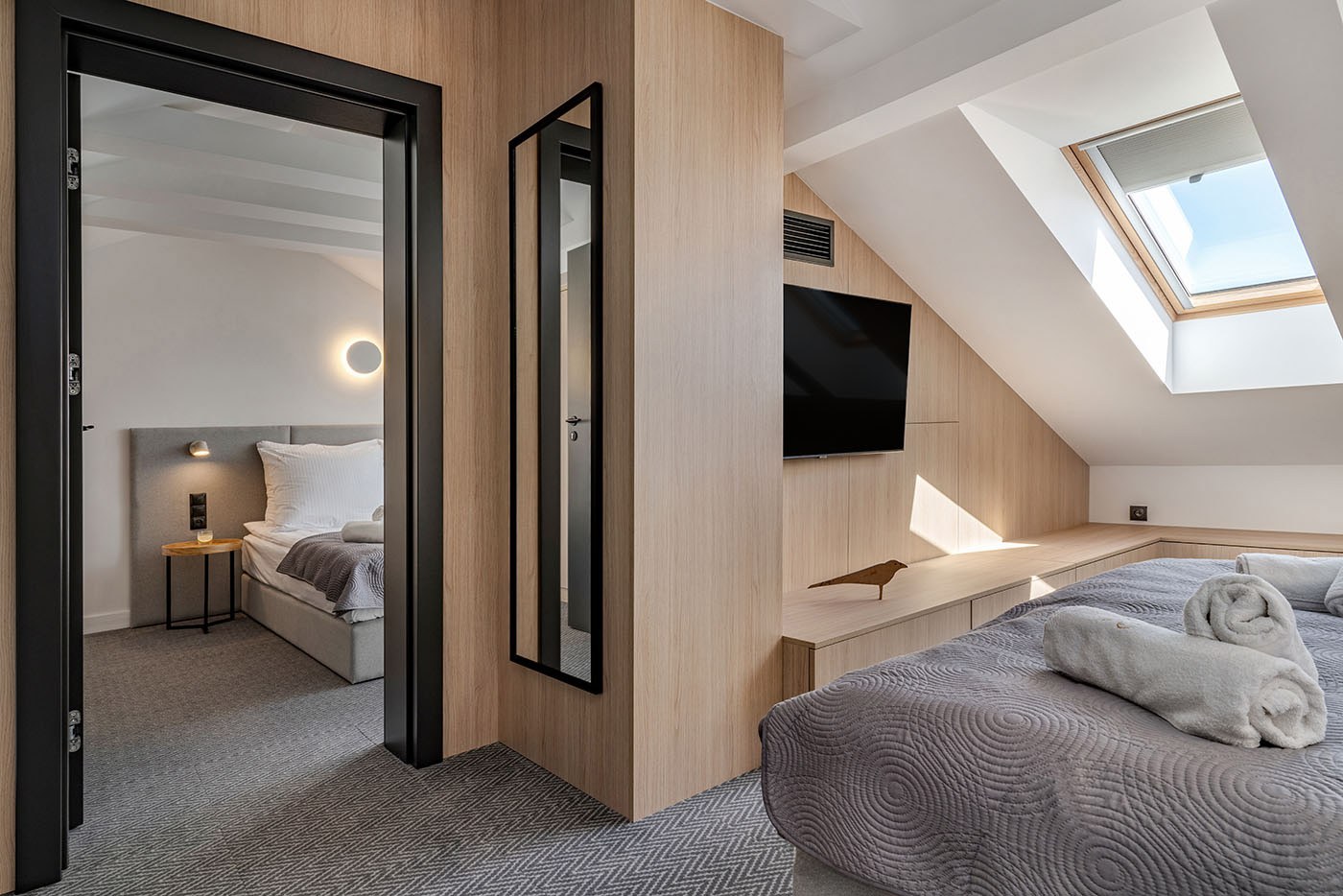 Przejście do sypialni na poddaszu z jasnym łóżkiem, Apartamenty Rosa Style