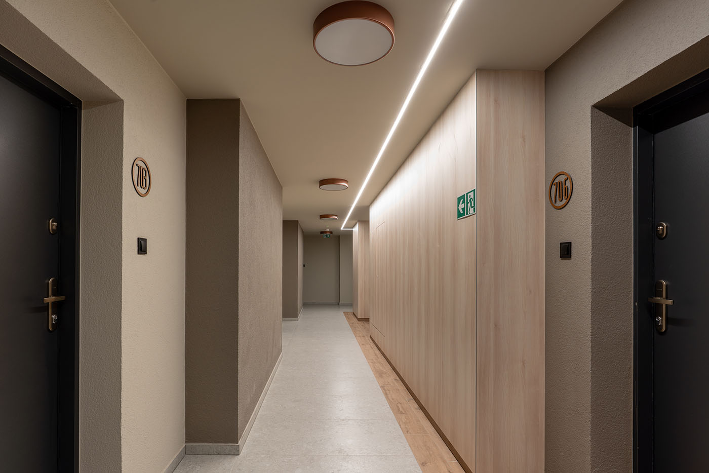 Korytarz apartamentu otwarty na strefę dzienną, Apartament Okopowa 7, Kołobrzeg