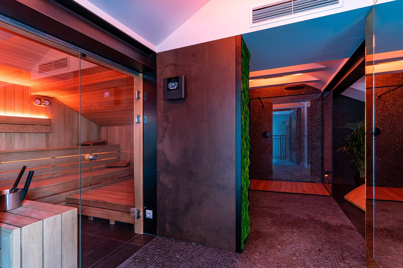 Sauna i prysznice w intensywnym czerwonym świetle, Apartamenty Rosa Style