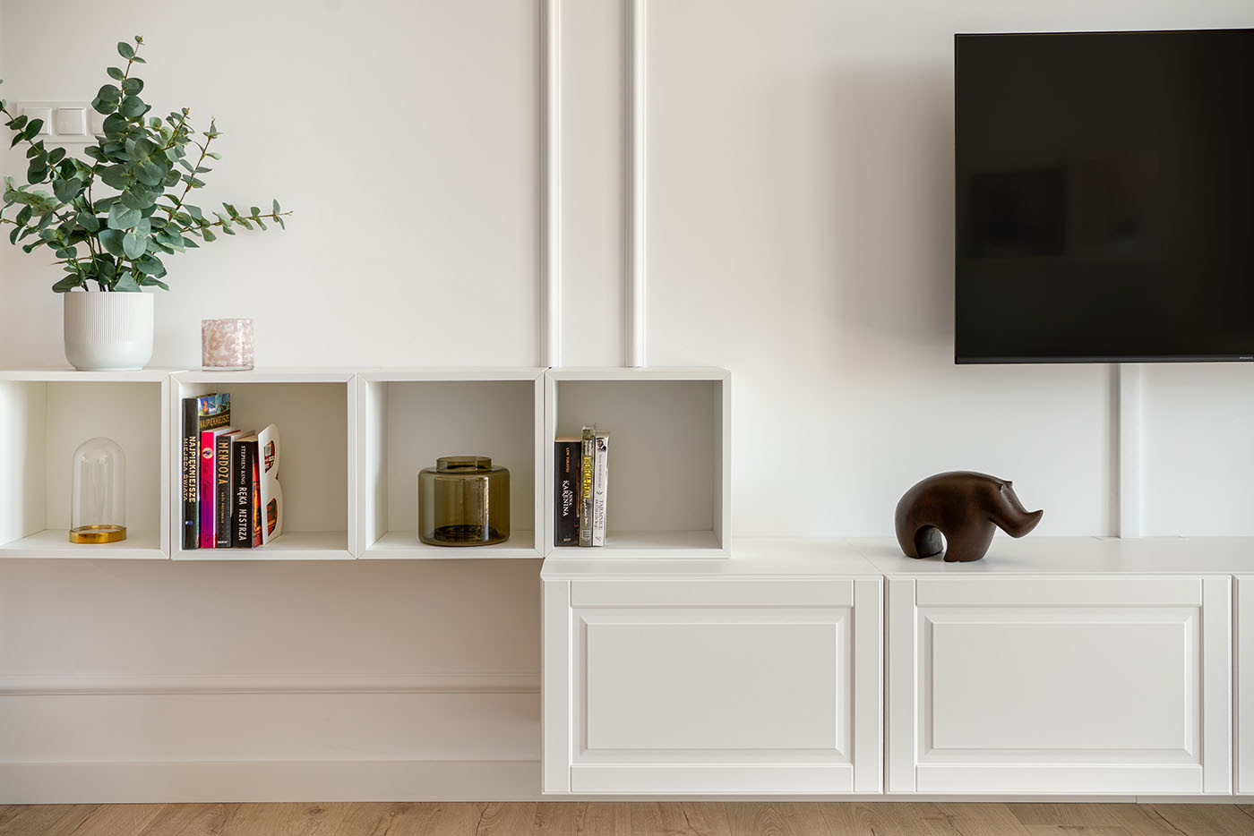 Biała zabudowa ściany telewizyjnej, Apartament Okopowa 7, Kołobrzeg