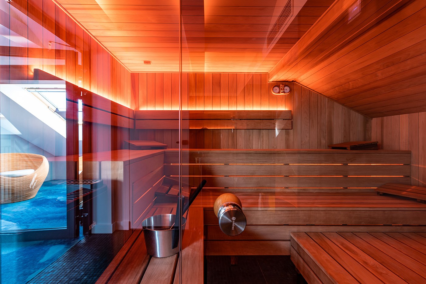 Strefa spa z drewnem i czerwonym światłem, Apartamenty Rosa Style