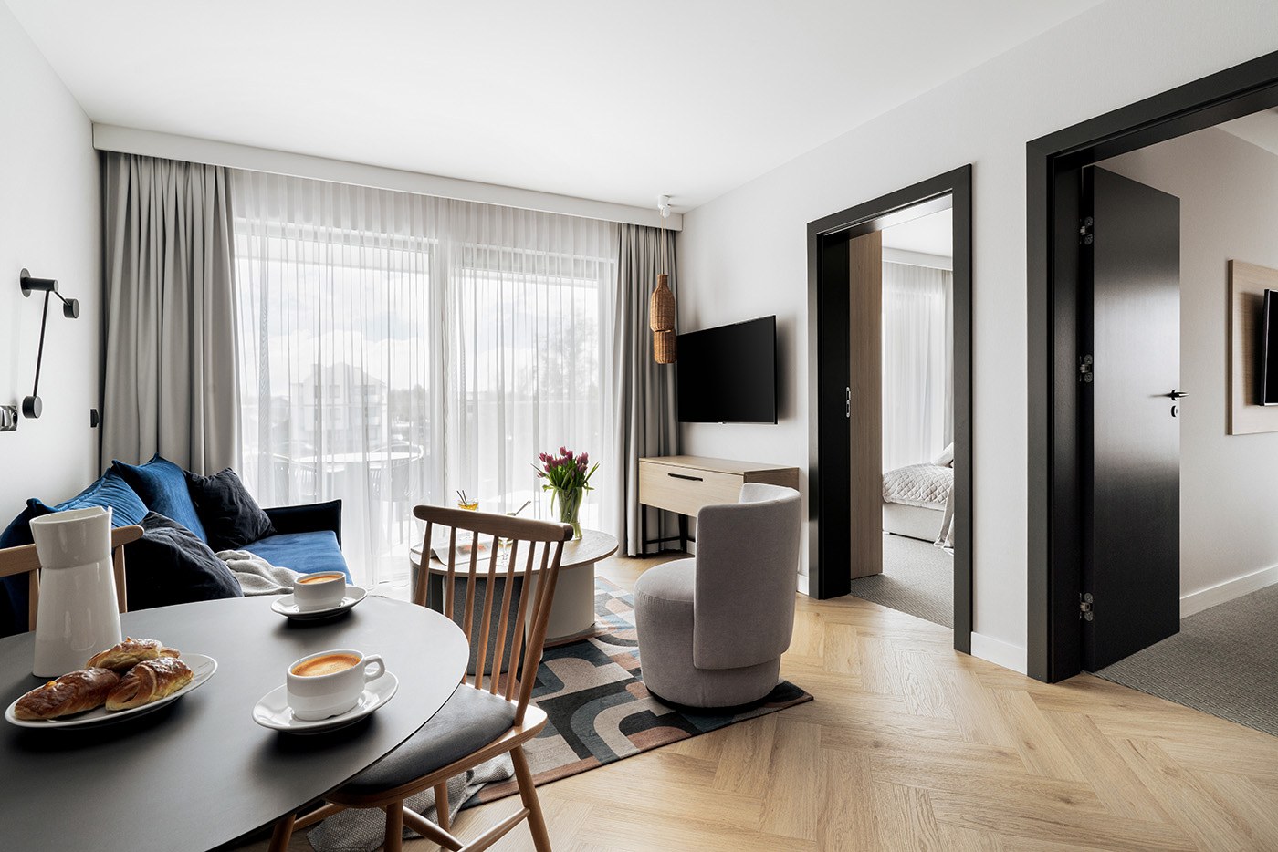 Salon z telewizorem i aneksem w świetle dnia, Apartamenty Rosa Style