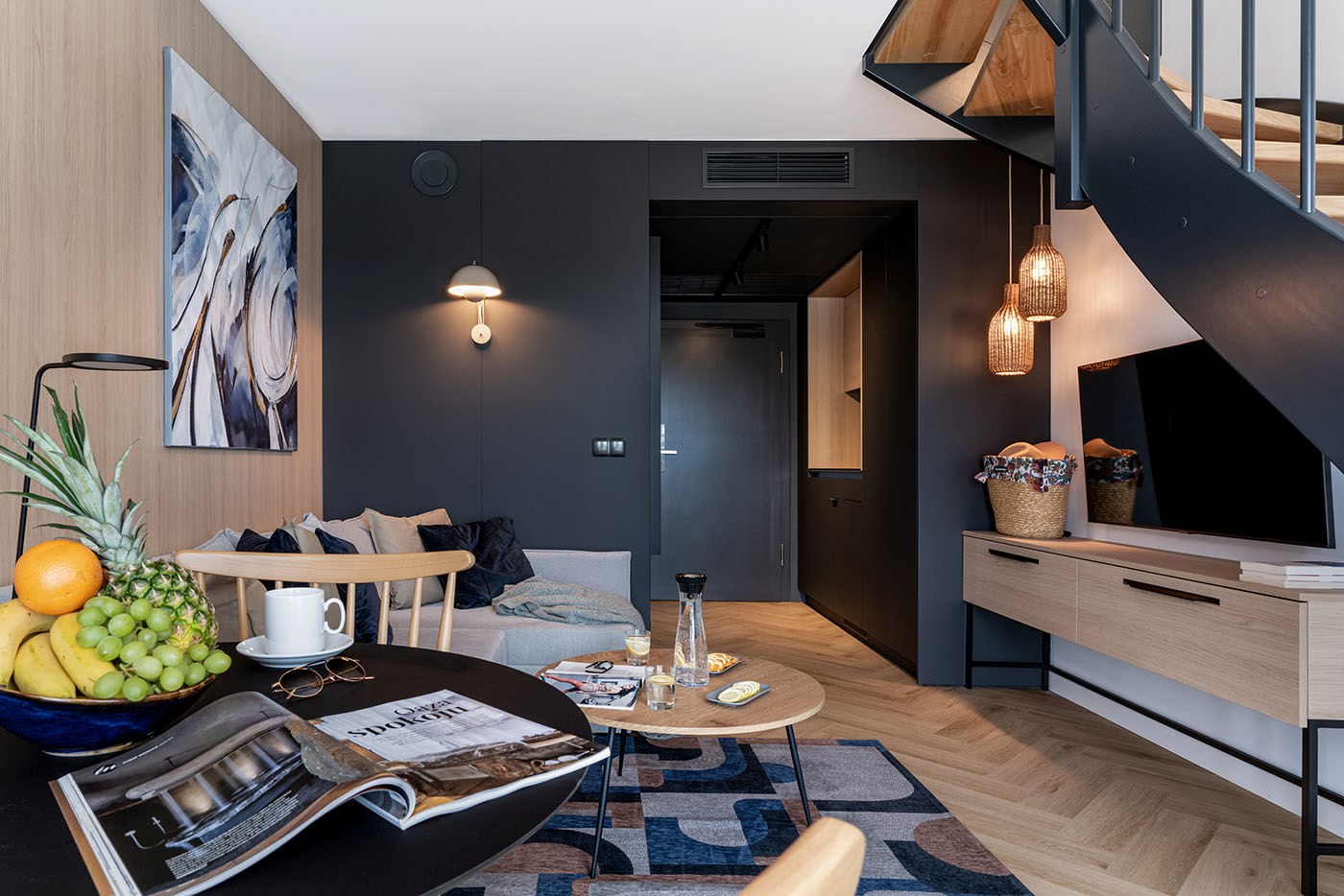 Nastrojowe światło w strefie wejściowej budynku, Apartamenty Rosa Style