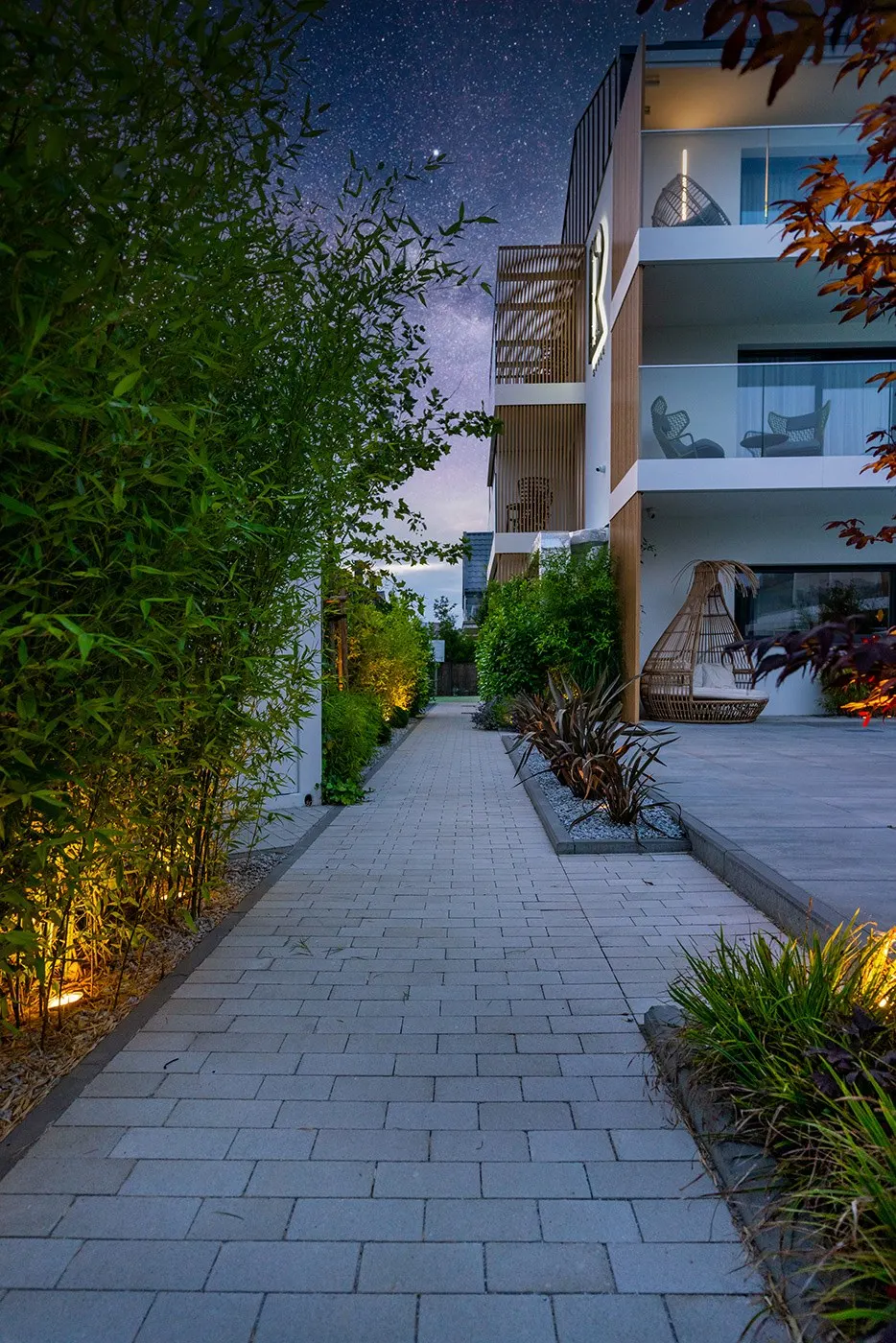 Wieczorne przejście przy apartamentach i zieleni, Apartamenty Rosa Style