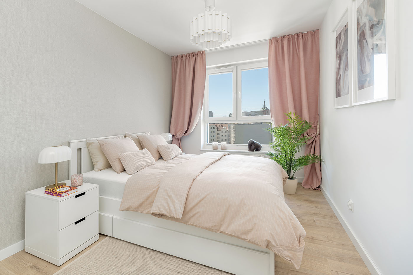 Jasna sypialnia z różowymi zasłonami, Apartament Okopowa 7, Kołobrzeg