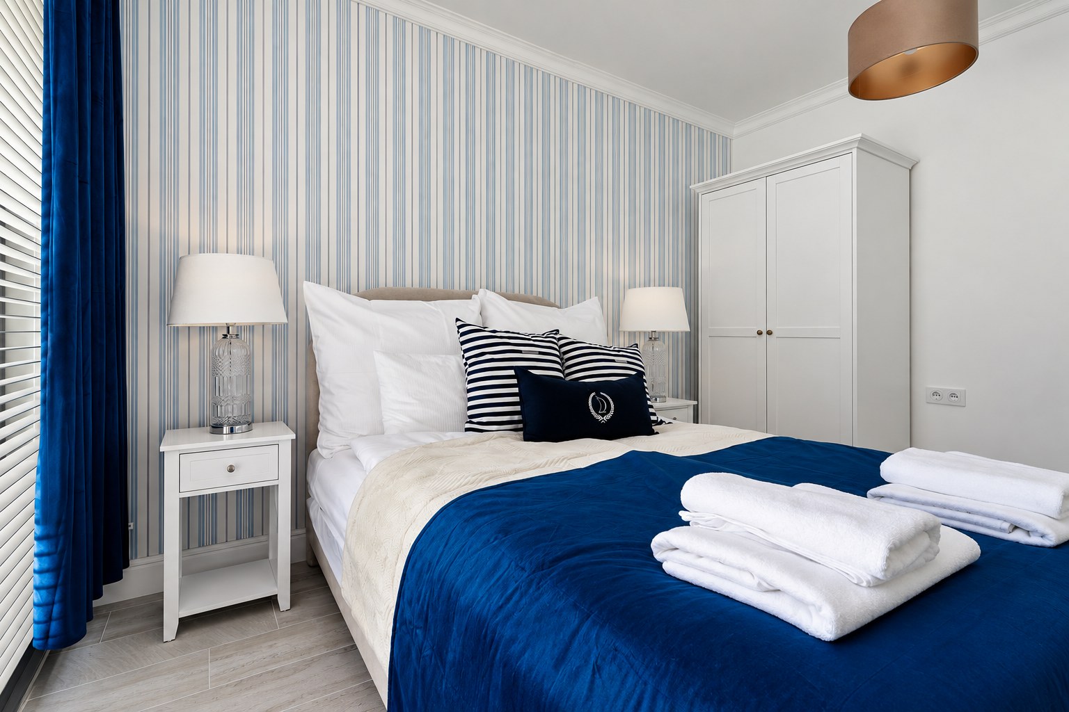 Sypialnia z granatową narzutą, Apartament Sea & Forest, Międzyzdroje