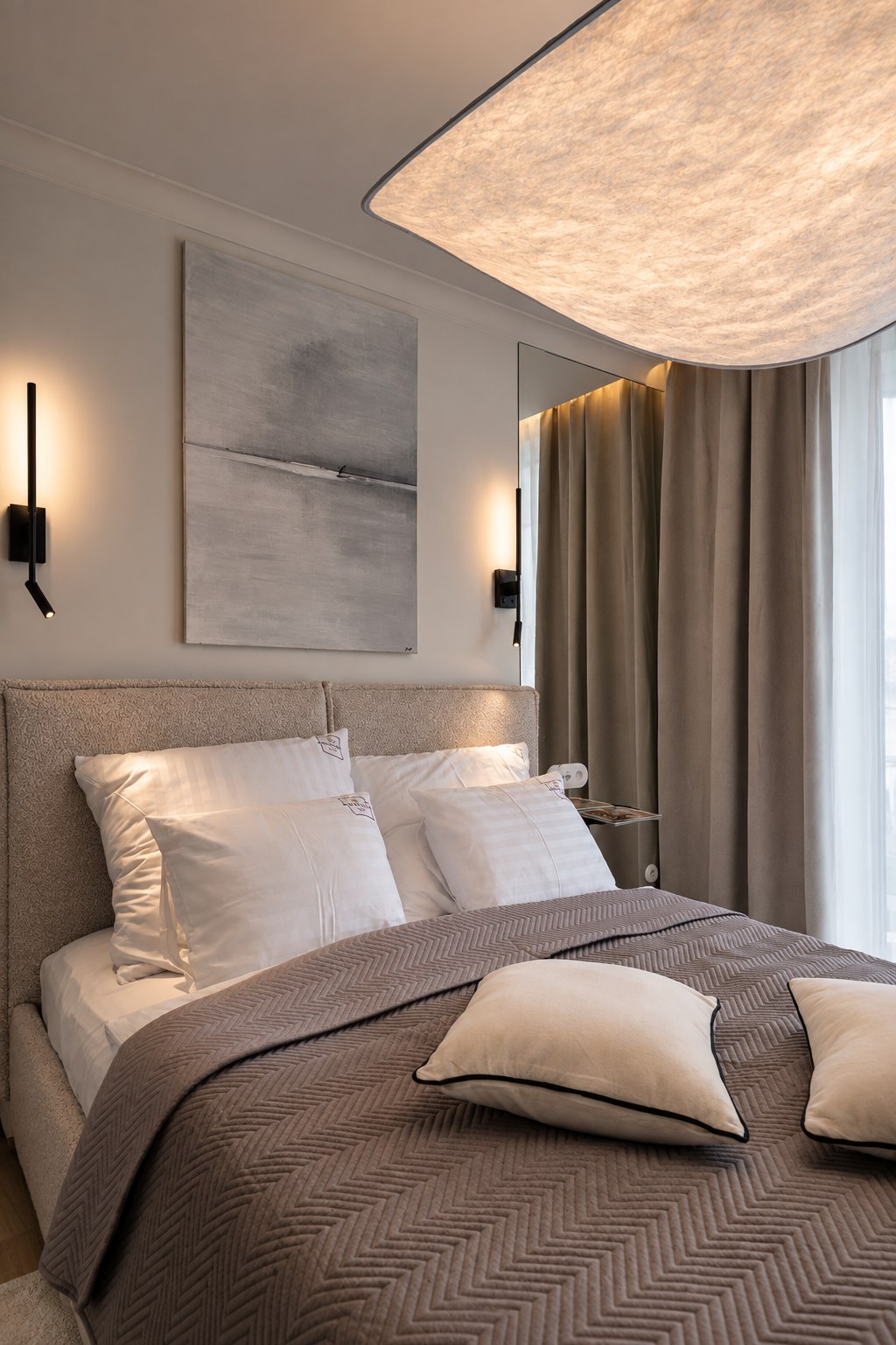 Sypialnia z rzeźbiarską lampą i miękką pościelą, Apartament Boutique No. 7, Międzyzdroje