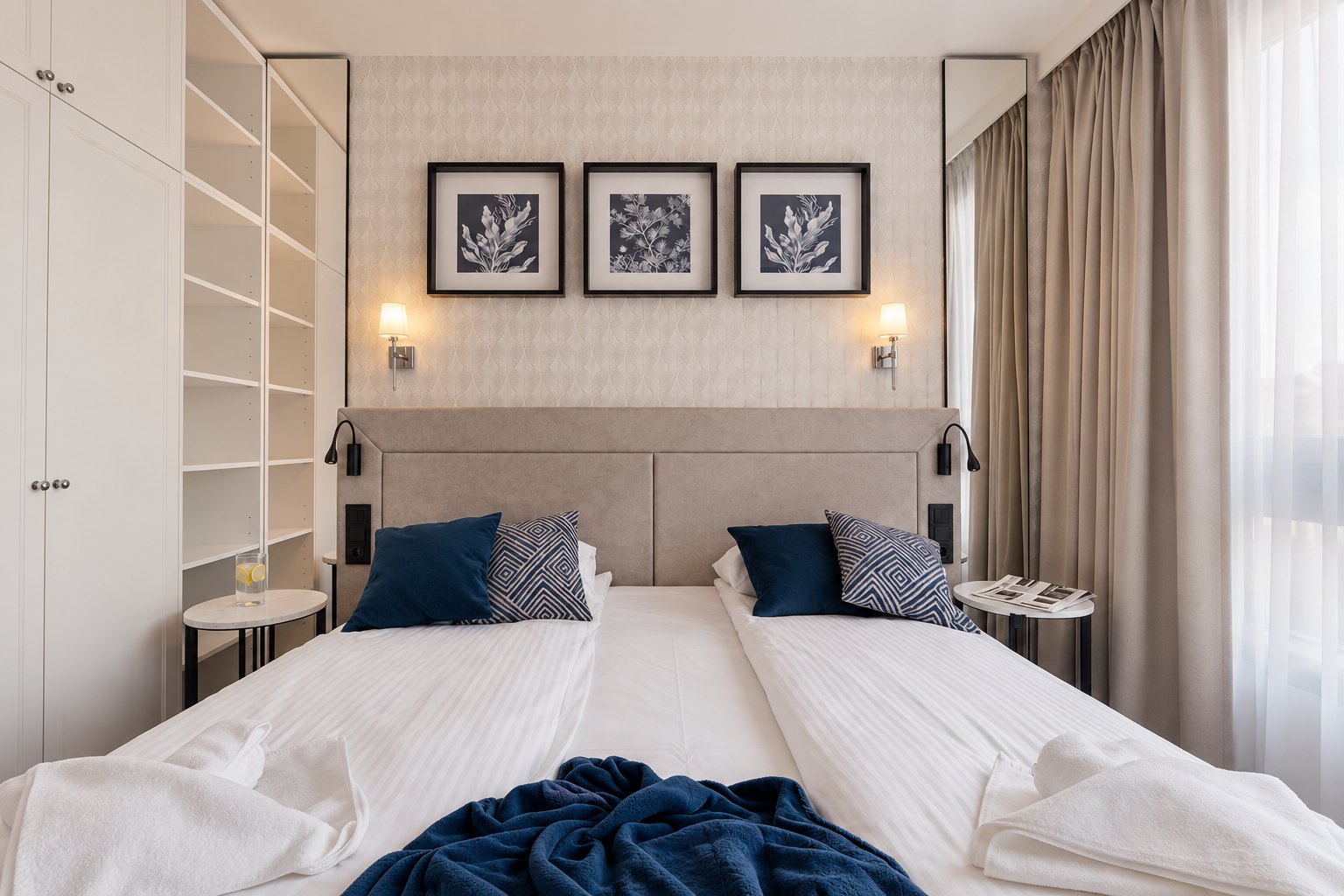 Sypialnia z dwoma złączonymi łóżkami, wzorzystą wykładziną i ręcznikami, Apartament w Central Park Mielno