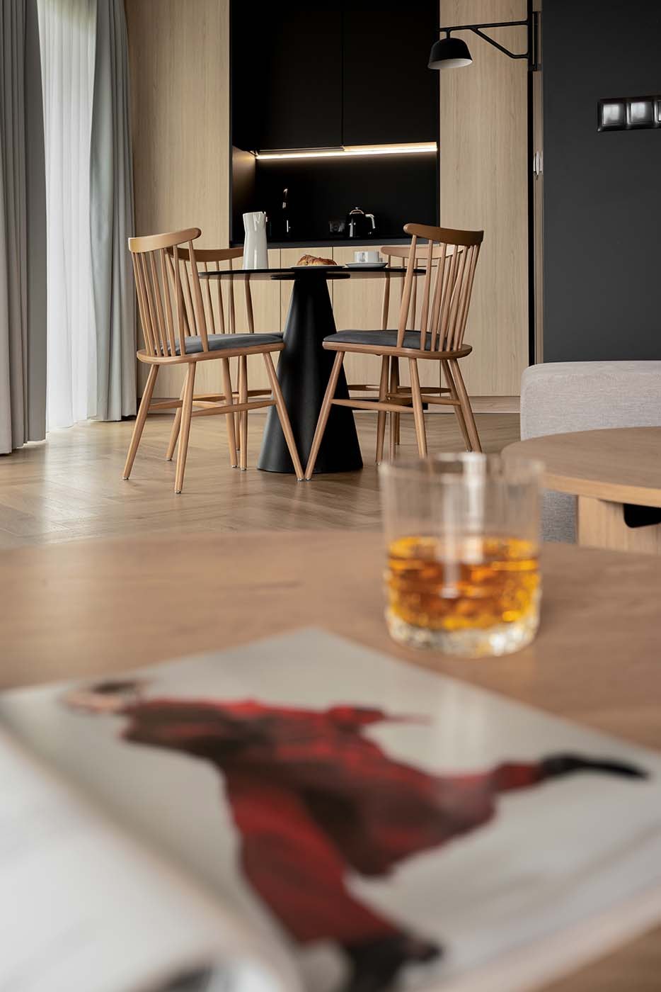 Dekoracyjny detal na ścianie przy schodach, Apartamenty Rosa Style