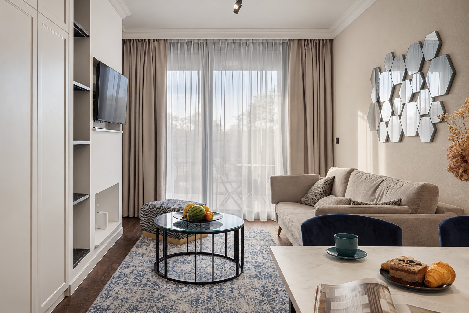 Jasny salon z kawowym stolikiem i narożną sofą, Apartament w Central Park Mielno