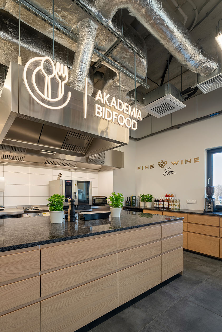 Bar kawowy pod podświetlanym logotypem, Akademia Bidfood