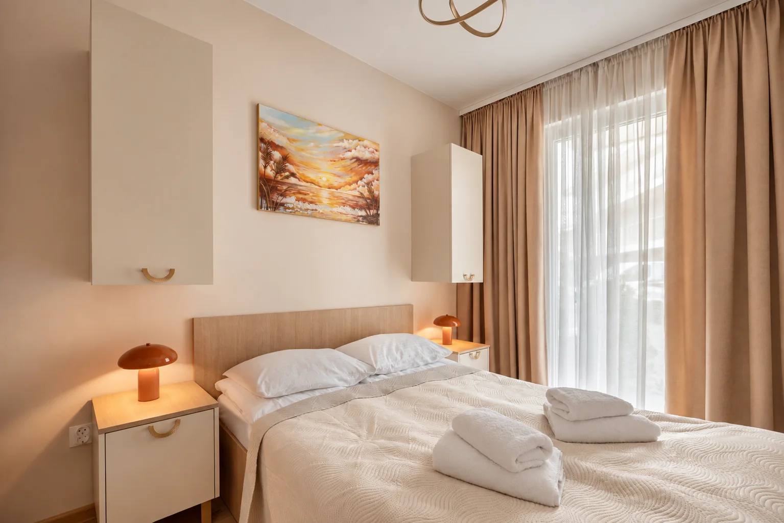 Sypialnia apartamentu Klifowa 22 w Rewalu w naturalnym świetle