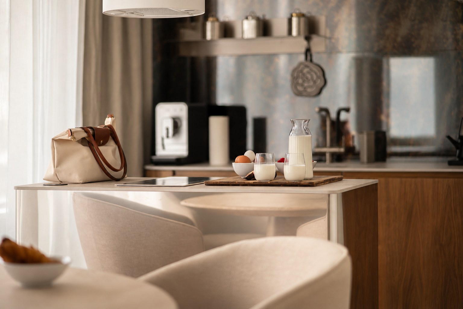 Kuchenna wyspa z kamiennym blatem i dekoracjami, Apartament Boutique No. 7, Międzyzdroje