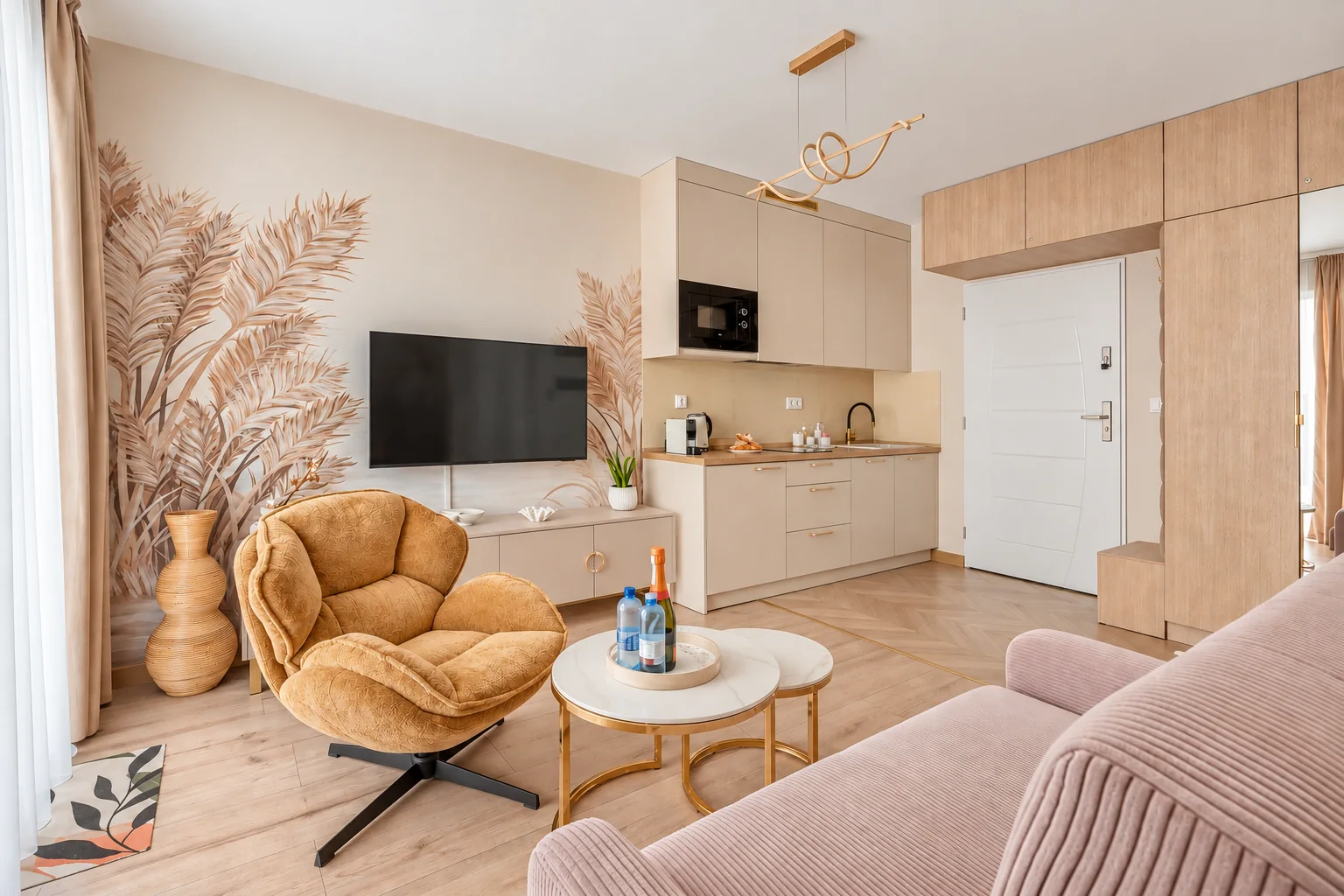 Fotel przy kuchni w apartamencie Klifowa 22 w Rewalu