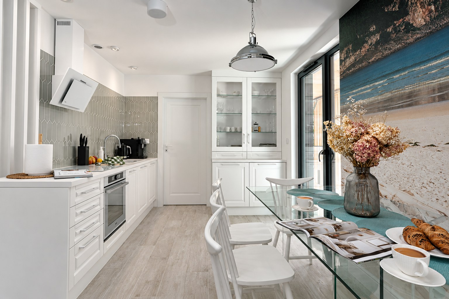 Biała kuchnia otwarta na jadalnię, Apartament Sea & Forest, Międzyzdroje
