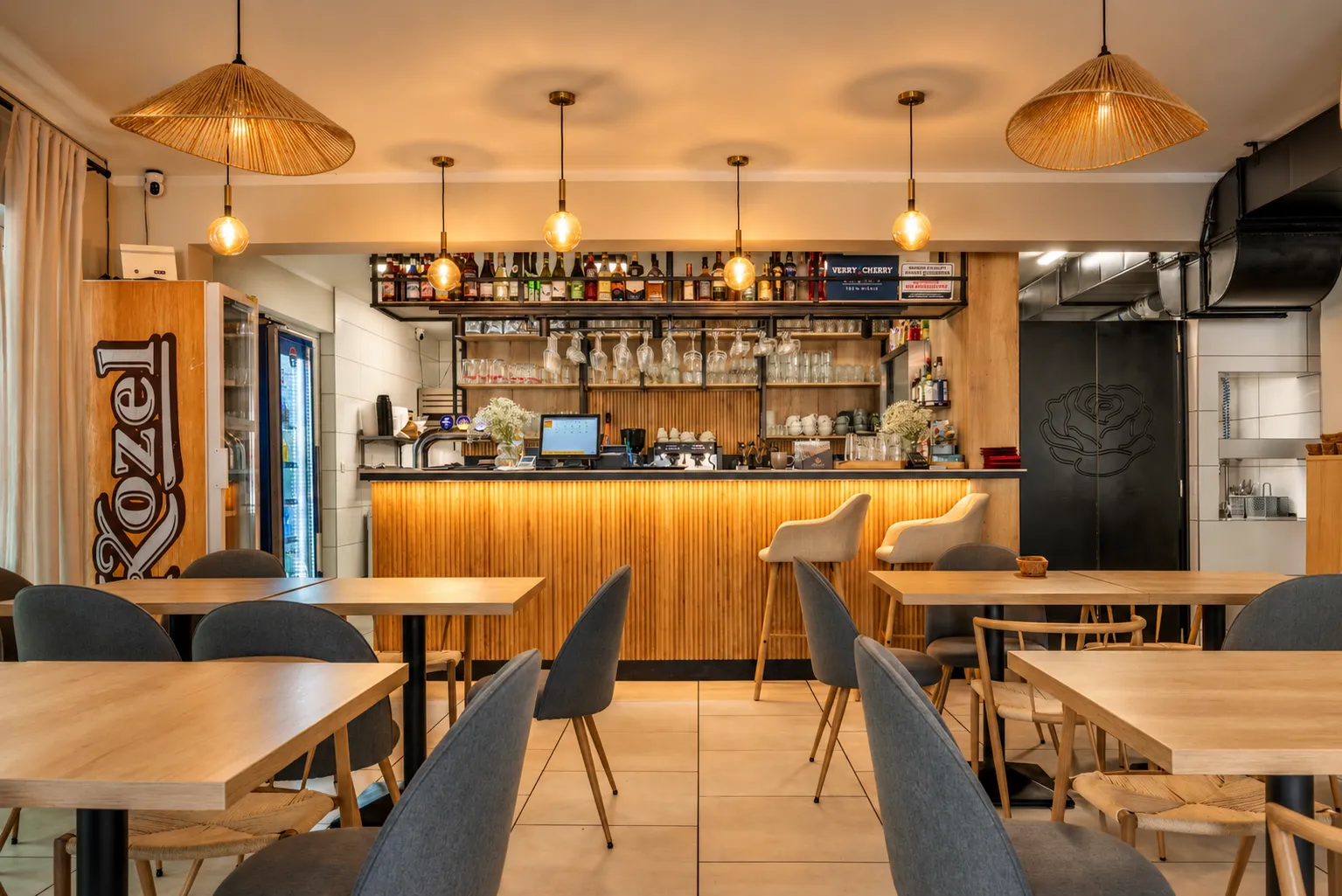 Wnętrze restauracji Różanej w Rewalu z barem i lampami z plecionki