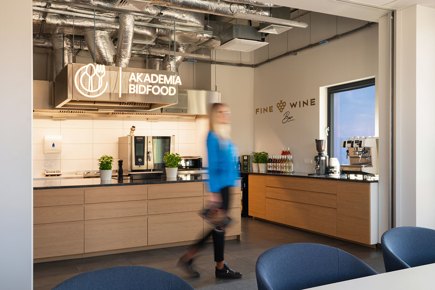 Strefa recepcji z drewnianą ladą i logotypem, Akademia Bidfood