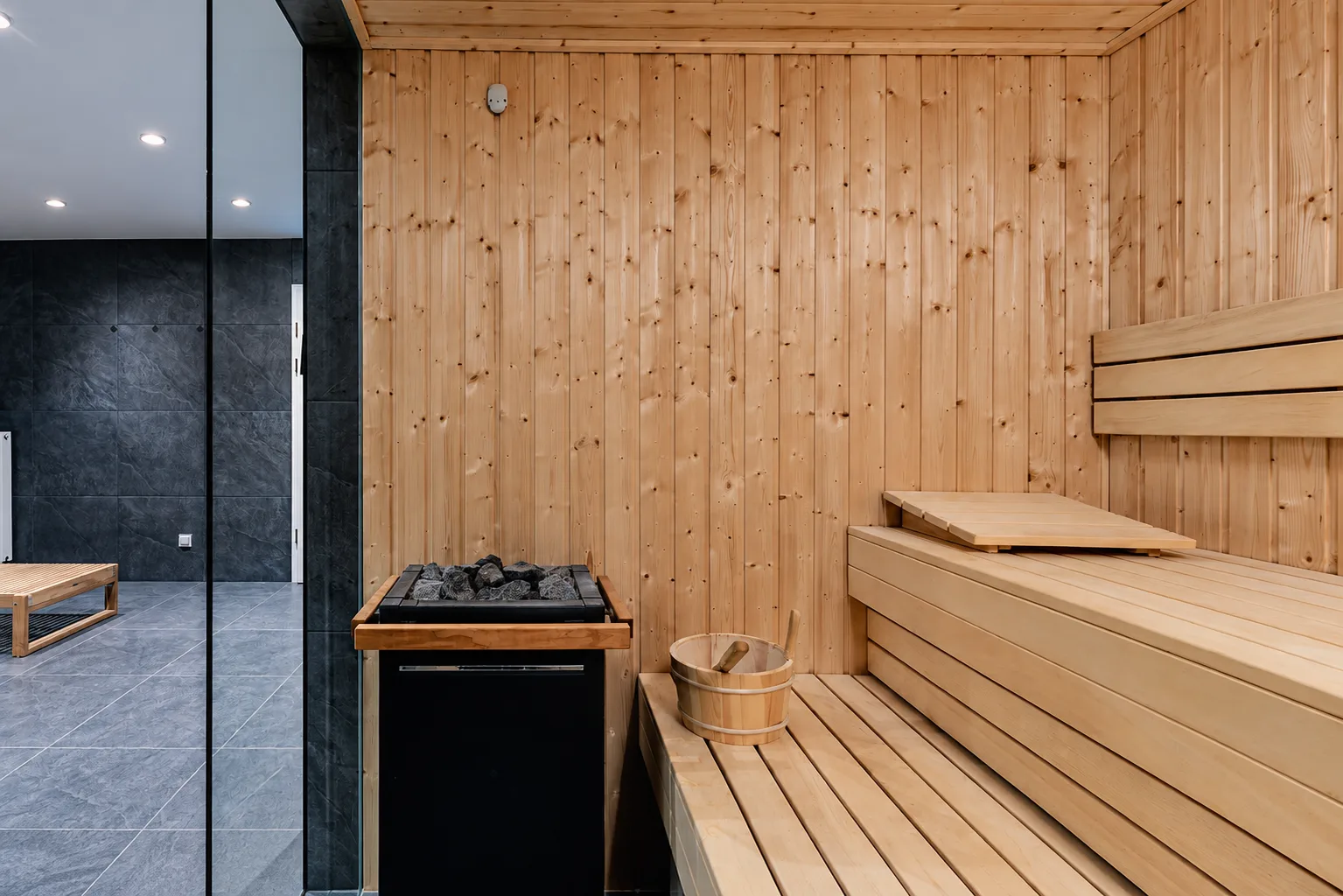 Ławy i piec w saunie kompleksu apartamentowego WhiteBlue w Kołobrzegu