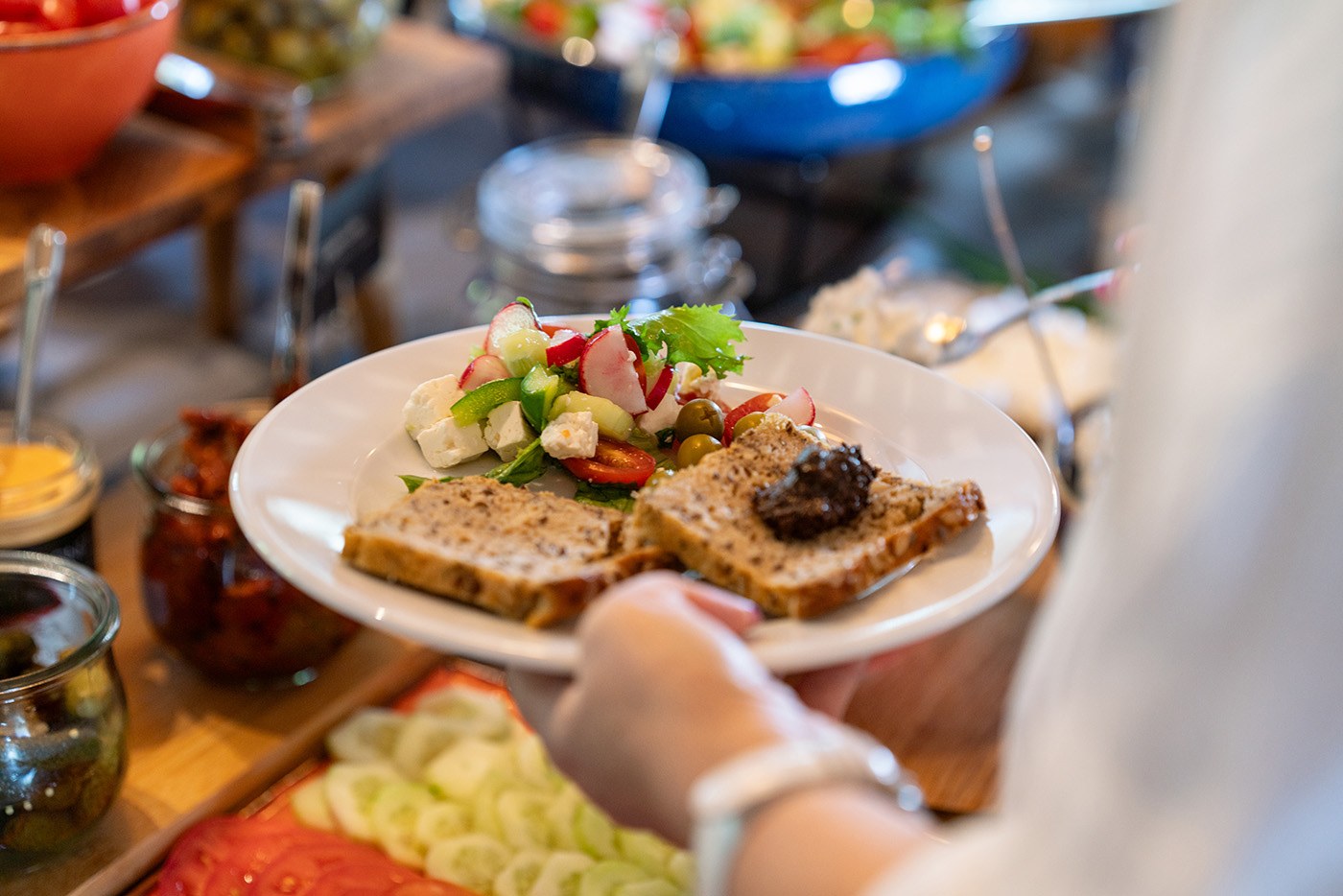 Danie podawane przy barze w restauracji, Apartamenty Rosa Style