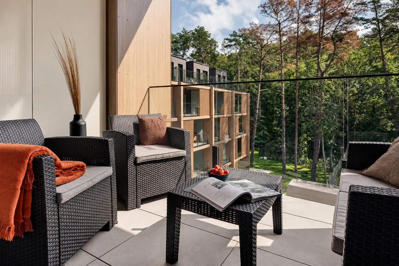 Taras apartamentu otwarty na sosnowy las, Apartament Sea & Woods Star, Międzyzdroje