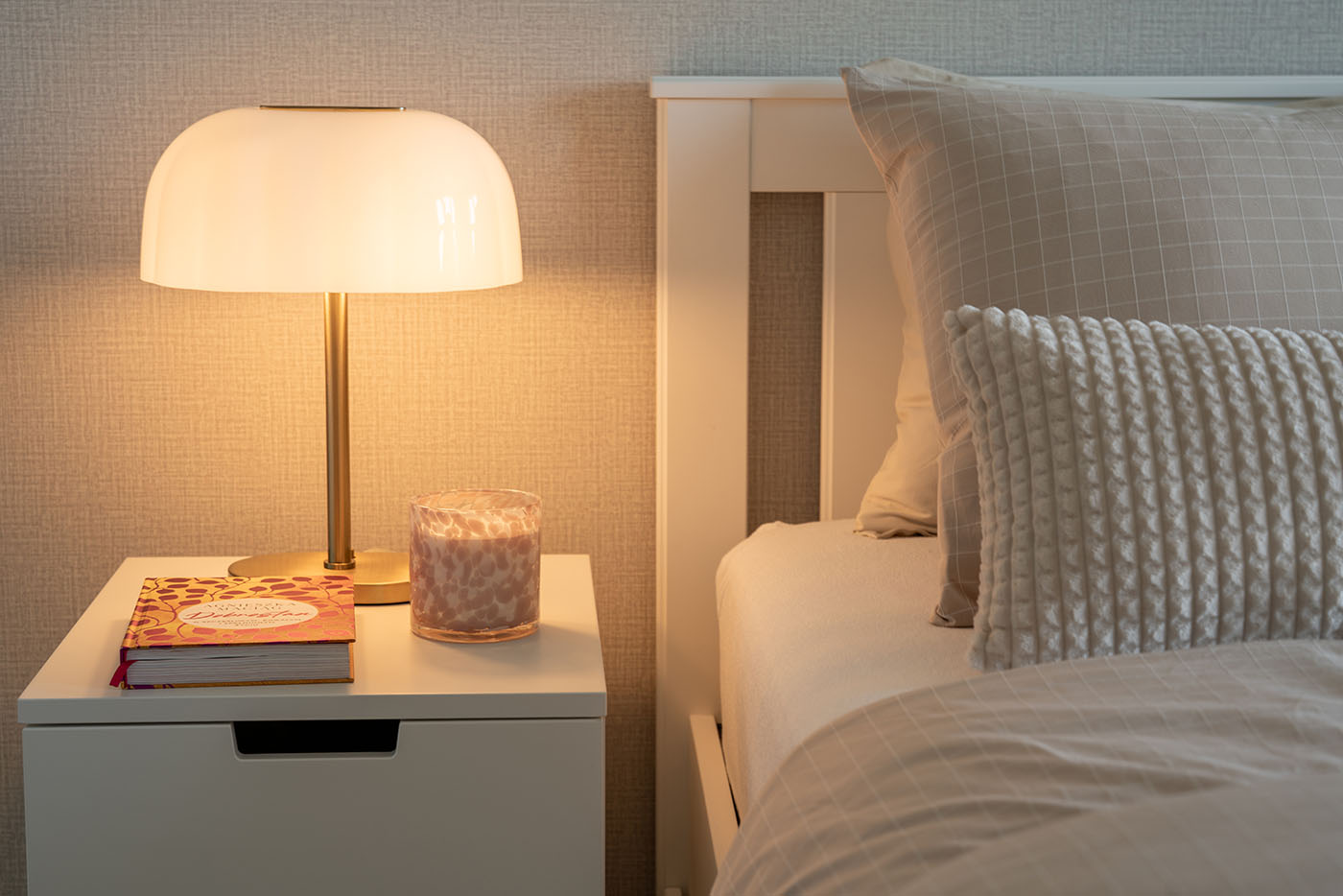 Detal stolika nocnego i miękkich tkanin, Apartament Okopowa 7, Kołobrzeg