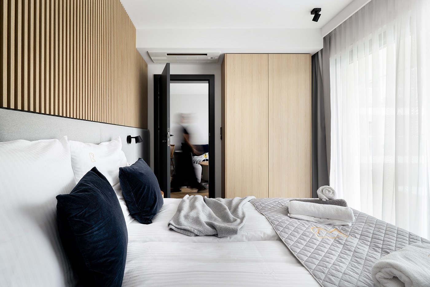 Sypialnia z tapicerowanym zagłówkiem i miękką pościelą, Apartamenty Rosa Style