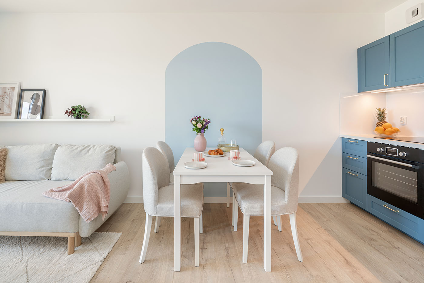 Błękitny łuk jako gest architektoniczny nad stołem, Apartament Okopowa 7, Kołobrzeg