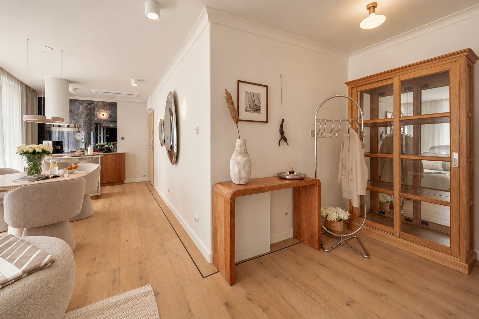 Hol apartamentu z drewnianą konsolą, Apartament Boutique No. 7, Międzyzdroje